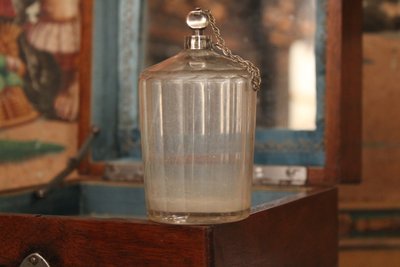Coffret en noyer massif, nécessaire à parfum, XVIIIe siècle