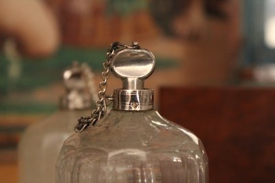 Coffret en noyer massif, nécessaire à parfum, XVIIIe siècle
