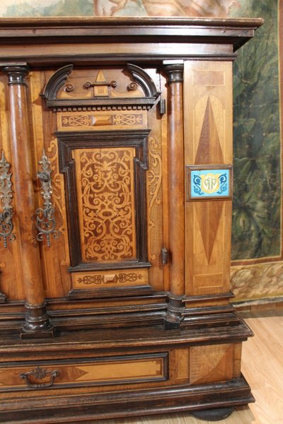 Imponente buffet A Hauteur d'Appui XIX secolo Valle del Reno da un castello