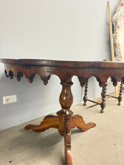 Antiker runder Nussbaumtisch, 19. Jahrhundert Charles X, 78x107 cm, mit Zinnen unter der Platte.