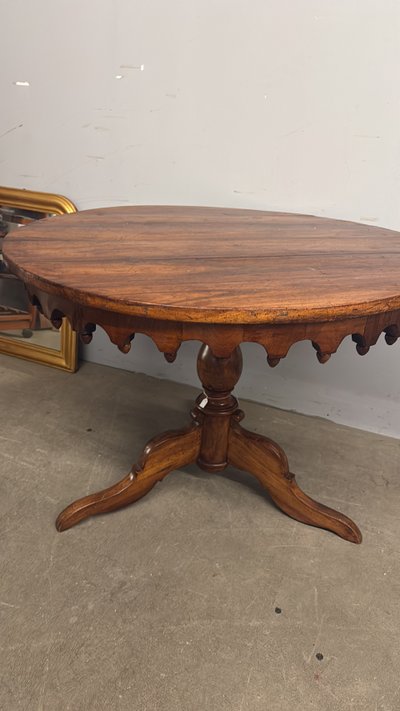 Antiker runder Nussbaumtisch, 19. Jahrhundert Charles X, 78x107 cm, mit Zinnen unter der Platte.