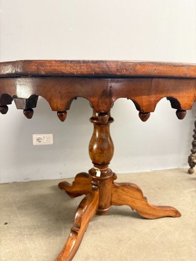 Antiker runder Nussbaumtisch, 19. Jahrhundert Charles X, 78x107 cm, mit Zinnen unter der Platte.