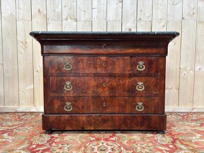 Commode époque restauration en placage d’acajou flammé