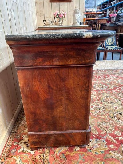 Commode époque restauration en placage d’acajou flammé