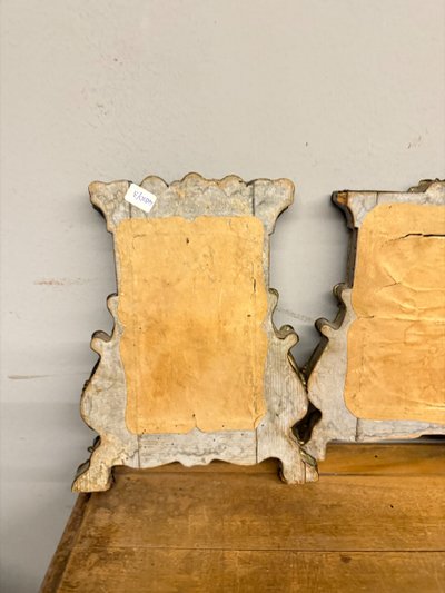 Groupe antique de trois cartagloria, 19ème siècle, métal doré embossé, 26x35 et 26x21cm