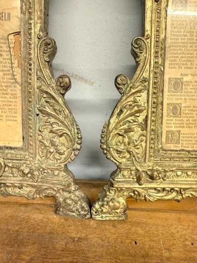 Groupe antique de trois cartagloria, 19ème siècle, métal doré embossé, 26x35 et 26x21cm