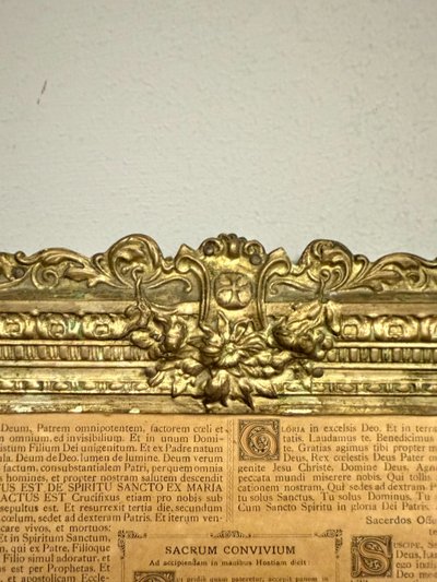 Groupe antique de trois cartagloria, 19ème siècle, métal doré embossé, 26x35 et 26x21cm