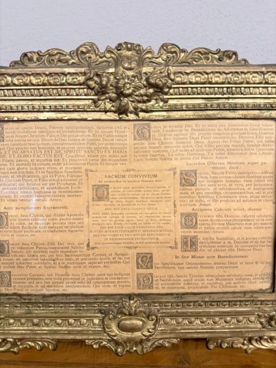 Groupe antique de trois cartagloria, 19ème siècle, métal doré embossé, 26x35 et 26x21cm