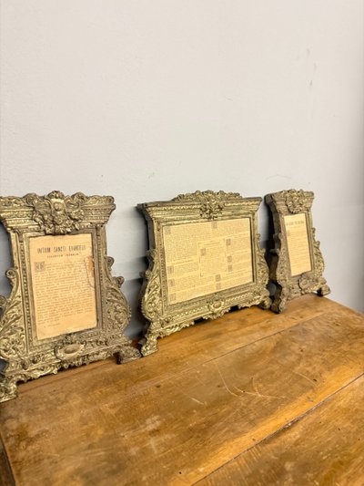 Groupe antique de trois cartagloria, 19ème siècle, métal doré embossé, 26x35 et 26x21cm