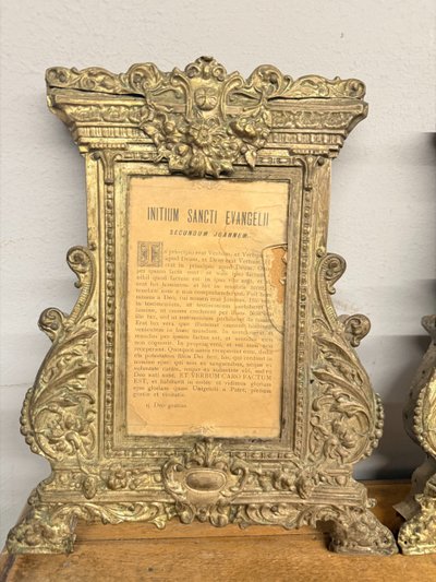 Groupe antique de trois cartagloria, 19ème siècle, métal doré embossé, 26x35 et 26x21cm