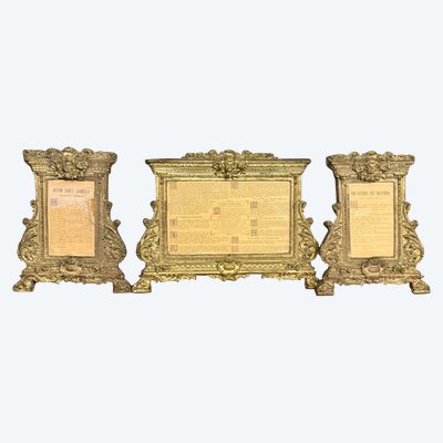 Groupe antique de trois cartagloria, 19ème siècle, métal doré embossé, 26x35 et 26x21cm