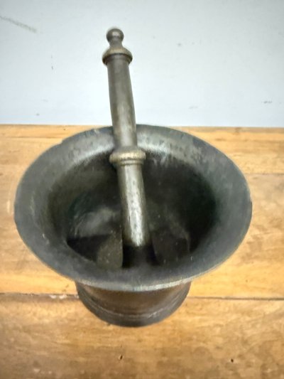 Mortier ancien en bronze d'Ombrie du 16ème siècle, avec pilon, 10x15 cm