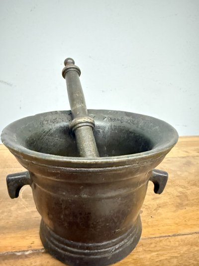 Mortier ancien en bronze d'Ombrie du 16ème siècle, avec pilon, 10x15 cm