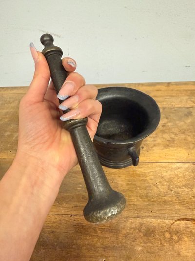 Mortier ancien en bronze d'Ombrie du 16ème siècle, avec pilon, 10x15 cm