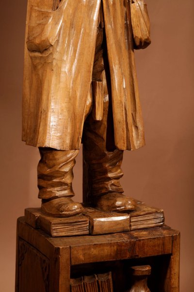 An amusing sculpture of a Ukrainian bibliophile/bookworm.
