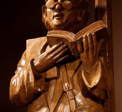 An amusing sculpture of a Ukrainian bibliophile/bookworm.