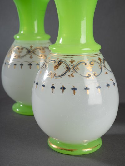 Paire de vases en opaline, fin XIXe siècle 
