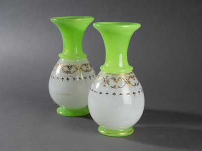 Paire de vases en opaline, fin XIXe siècle 