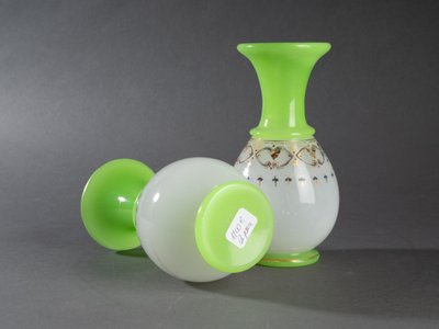 Paire de vases en opaline, fin XIXe siècle 