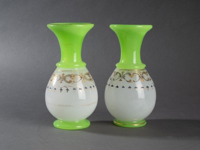 Paire de vases en opaline, fin XIXe siècle 