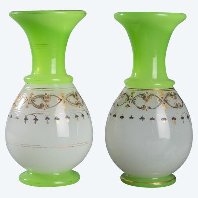 Paire de vases en opaline, fin XIXe siècle 