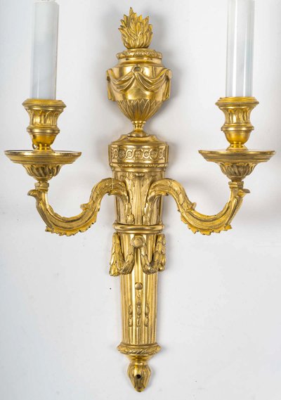 Coppia di appliques a due luci in bronzo dorato e cesellato di epoca Luigi XVI, 1780 ca.