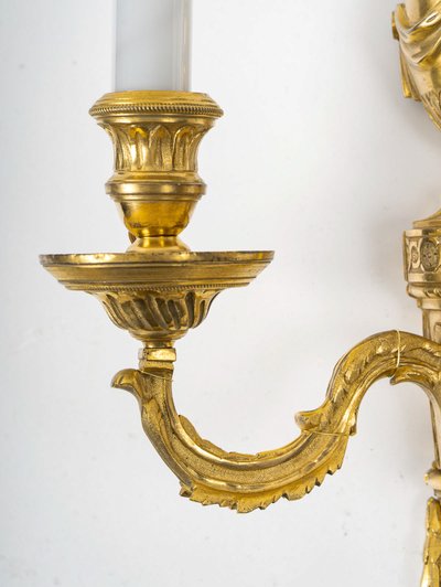 Coppia di appliques a due luci in bronzo dorato e cesellato di epoca Luigi XVI, 1780 ca.