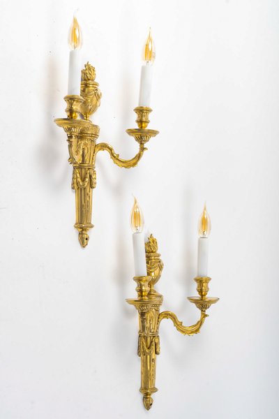 Coppia di appliques a due luci in bronzo dorato e cesellato di epoca Luigi XVI, 1780 ca.