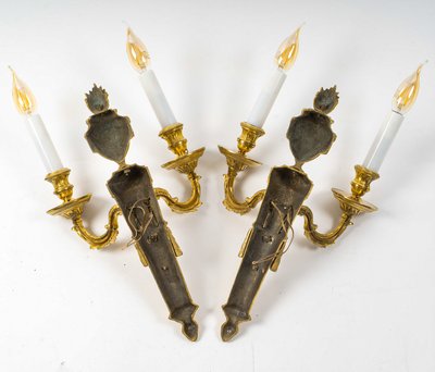Coppia di appliques a due luci in bronzo dorato e cesellato di epoca Luigi XVI, 1780 ca.