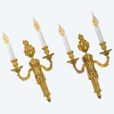 Coppia di appliques a due luci in bronzo dorato e cesellato di epoca Luigi XVI, 1780 ca.