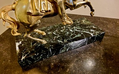 Scultura in bronzo dorato raffigurante Napoleone Bonaparte su un cavallo rampante Fine del XIX secolo