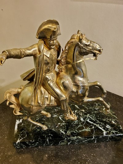 Scultura in bronzo dorato raffigurante Napoleone Bonaparte su un cavallo rampante Fine del XIX secolo