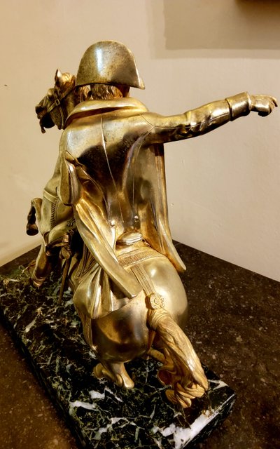Scultura in bronzo dorato raffigurante Napoleone Bonaparte su un cavallo rampante Fine del XIX secolo
