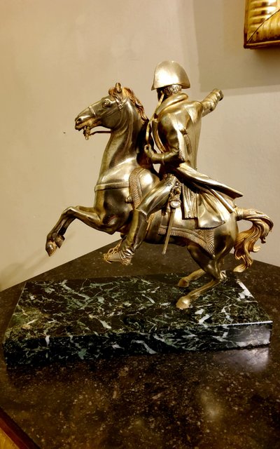 Scultura in bronzo dorato raffigurante Napoleone Bonaparte su un cavallo rampante Fine del XIX secolo