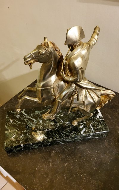 Scultura in bronzo dorato raffigurante Napoleone Bonaparte su un cavallo rampante Fine del XIX secolo