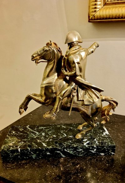 Scultura in bronzo dorato raffigurante Napoleone Bonaparte su un cavallo rampante Fine del XIX secolo