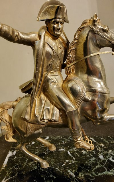 Scultura in bronzo dorato raffigurante Napoleone Bonaparte su un cavallo rampante Fine del XIX secolo
