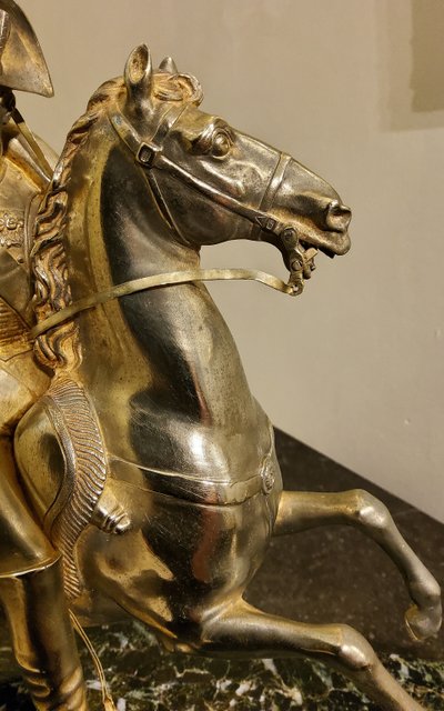Scultura in bronzo dorato raffigurante Napoleone Bonaparte su un cavallo rampante Fine del XIX secolo