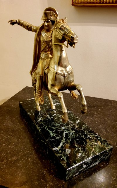 Scultura in bronzo dorato raffigurante Napoleone Bonaparte su un cavallo rampante Fine del XIX secolo