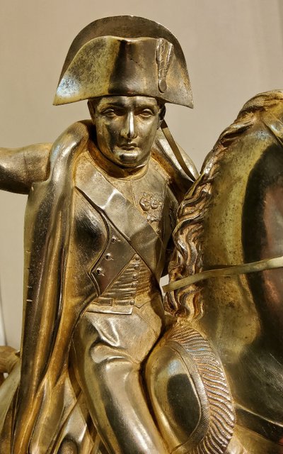 Scultura in bronzo dorato raffigurante Napoleone Bonaparte su un cavallo rampante Fine del XIX secolo