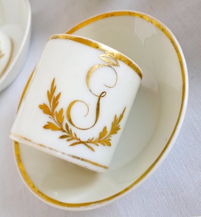 Suite von 4 Litronenkaffeetassen mit Monogrammen aus der Zeit des Direktoriums um 1800