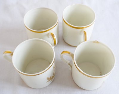 Suite von 4 Litronenkaffeetassen mit Monogrammen aus der Zeit des Direktoriums um 1800