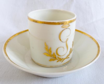 Suite von 4 Litronenkaffeetassen mit Monogrammen aus der Zeit des Direktoriums um 1800