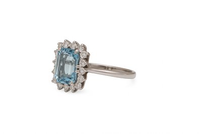 Anello con acquamarina e diamanti