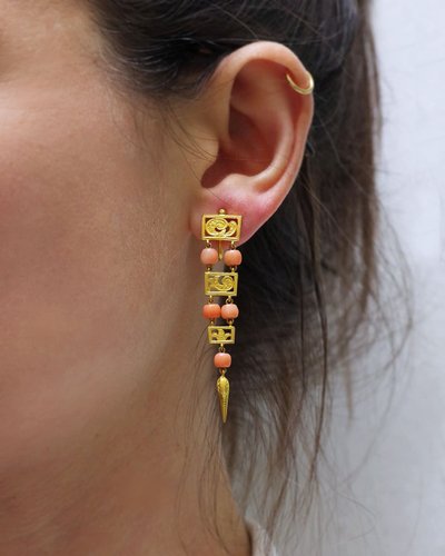 Orecchini pendenti lunghi in corallo e oro 18 ct, orecchini antichi, 1830 ca.