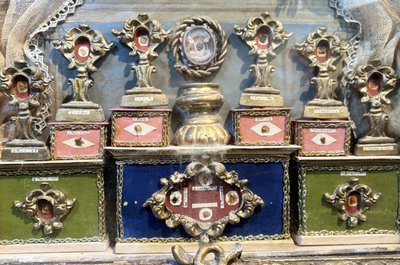 Pala d'altare barocca con 27 reliquie - 1740 ca.