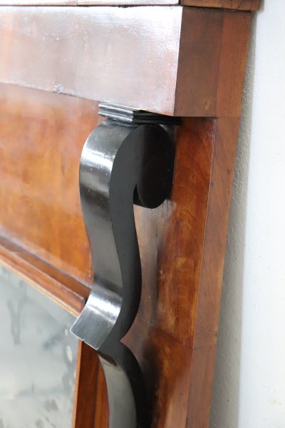 Specchio da parete in legno di noce, inizio XIX secolo
