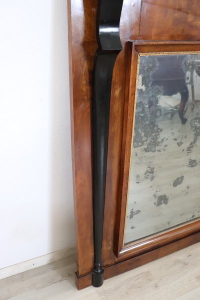 Specchio da parete in legno di noce, inizio XIX secolo