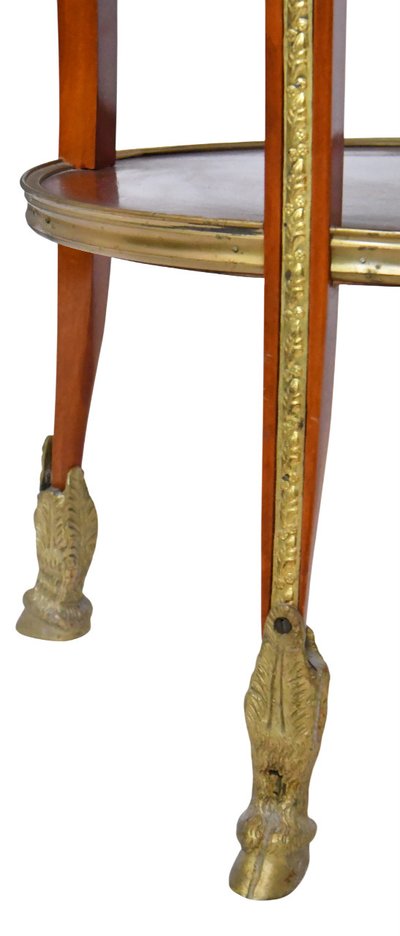Guéridon en placage de bois de rose et ornementation de bronze doré à décor de têtes de béliers