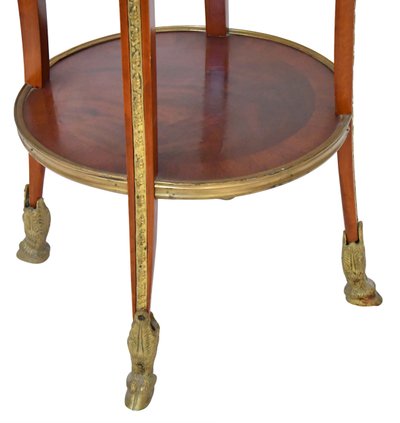Guéridon en placage de bois de rose et ornementation de bronze doré à décor de têtes de béliers